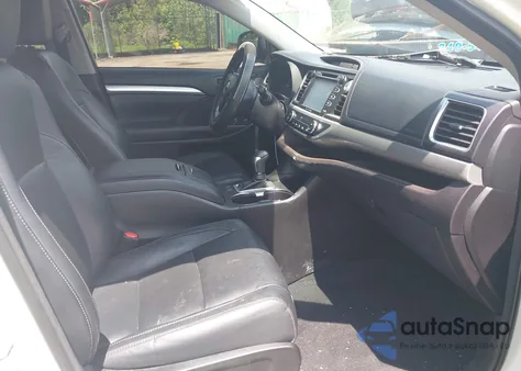 2018 Toyota Highlander Xle z USA, uszkodzony, nr VIN 5TDJZRFH9JS902303